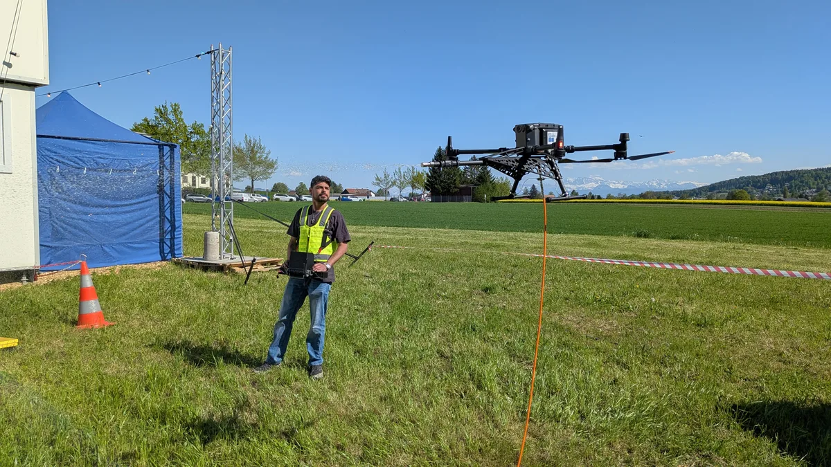 Ein Mann lässt eine Drohne fliegen.